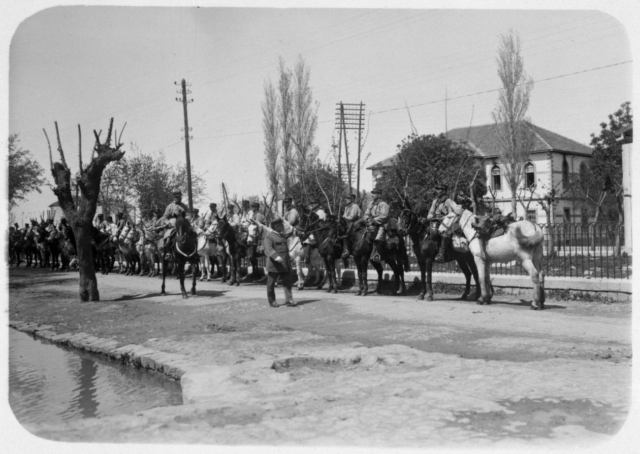 Offiser inspiserer en montert avdeling av den franske fremmedlegionen, Syria, 1900-tallet av Unbekannt