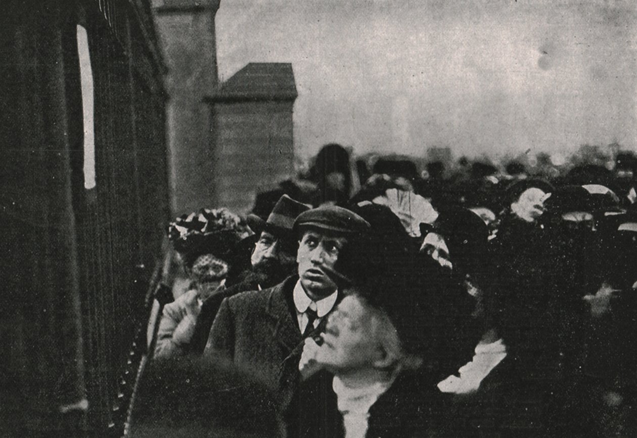 Offisiell melding om kong Edward VIIs død lagt ut utenfor Buckingham Palace, mai 1910. av Unbekannt