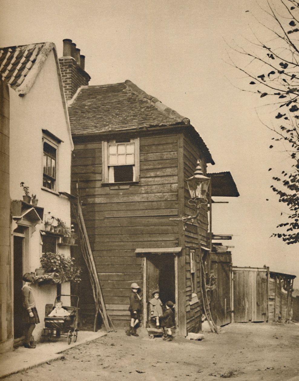 Gamle hus i Highgate fra hvis døråpninger landsbyboere så bussene passere., c1935. av Unbekannt
