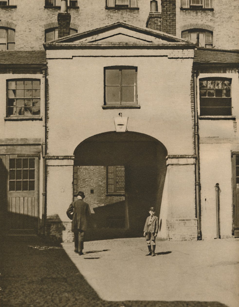 Old Mews sa å ha vært Iron Dukes Stables på Knightsbridge, c1935. av Unbekannt