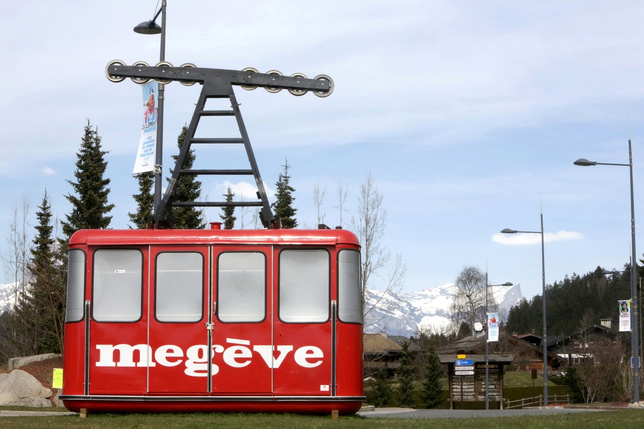 Gammel taubane Rochebrune i en rundkjøring i Megeve, Frankrike av Unbekannt