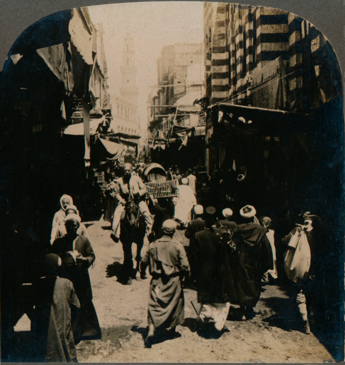 På El Choir, en smal gate i det arabiske basarkvarteret i Kairo, Egypt, 1903 av Unbekannt