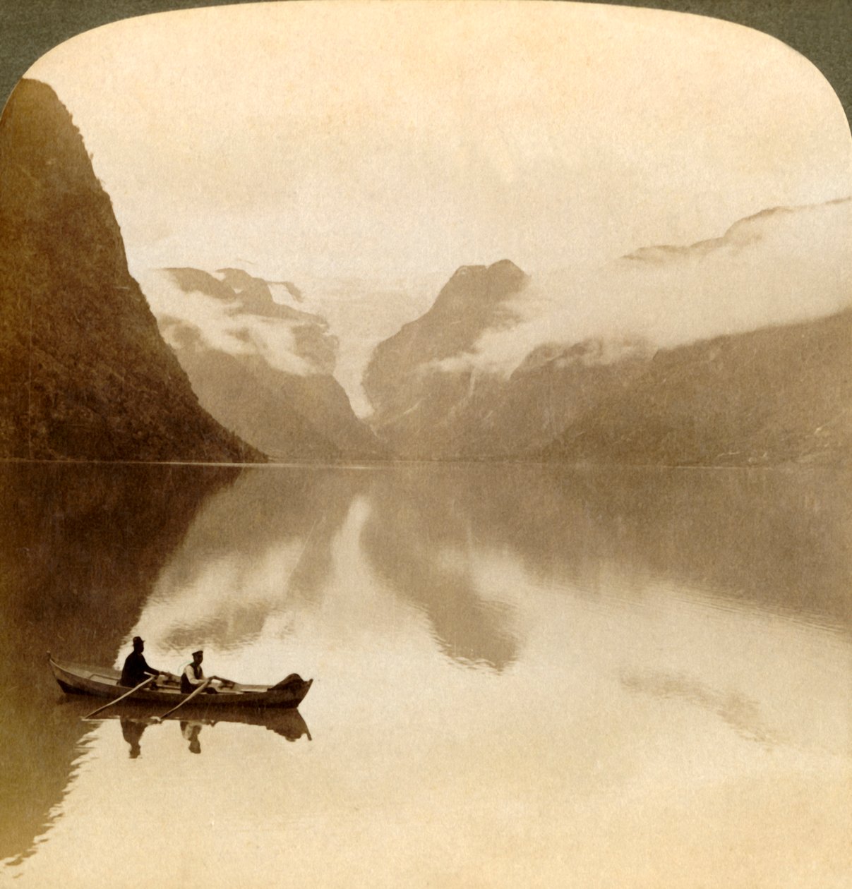 Ved den dystre Oldensjøen, mellom skydekkede fjell, til Maelkevoldbreen, Norge, 1905. av Unbekannt