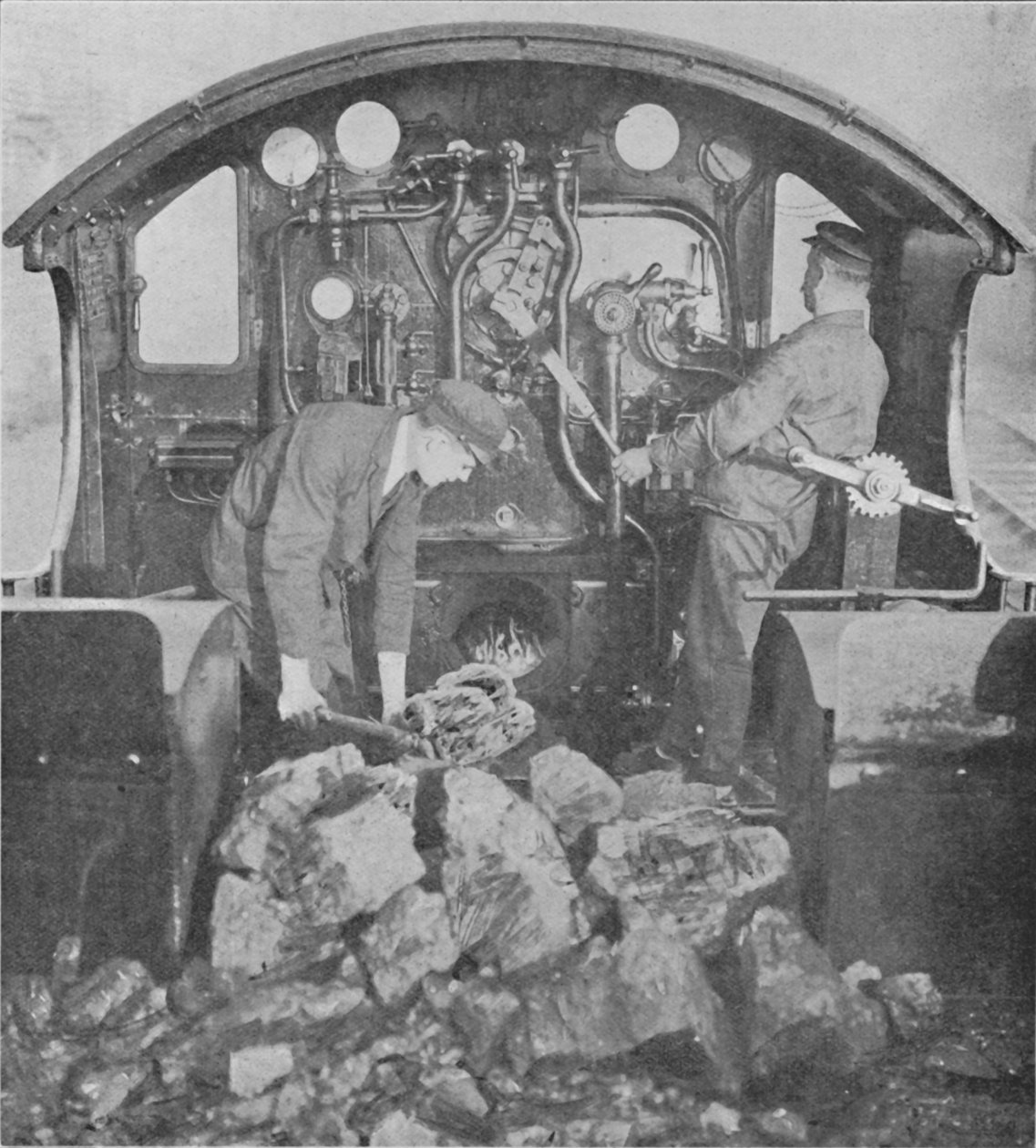 På fotplaten til en Great Western Express Engine, 1926 av Unbekannt