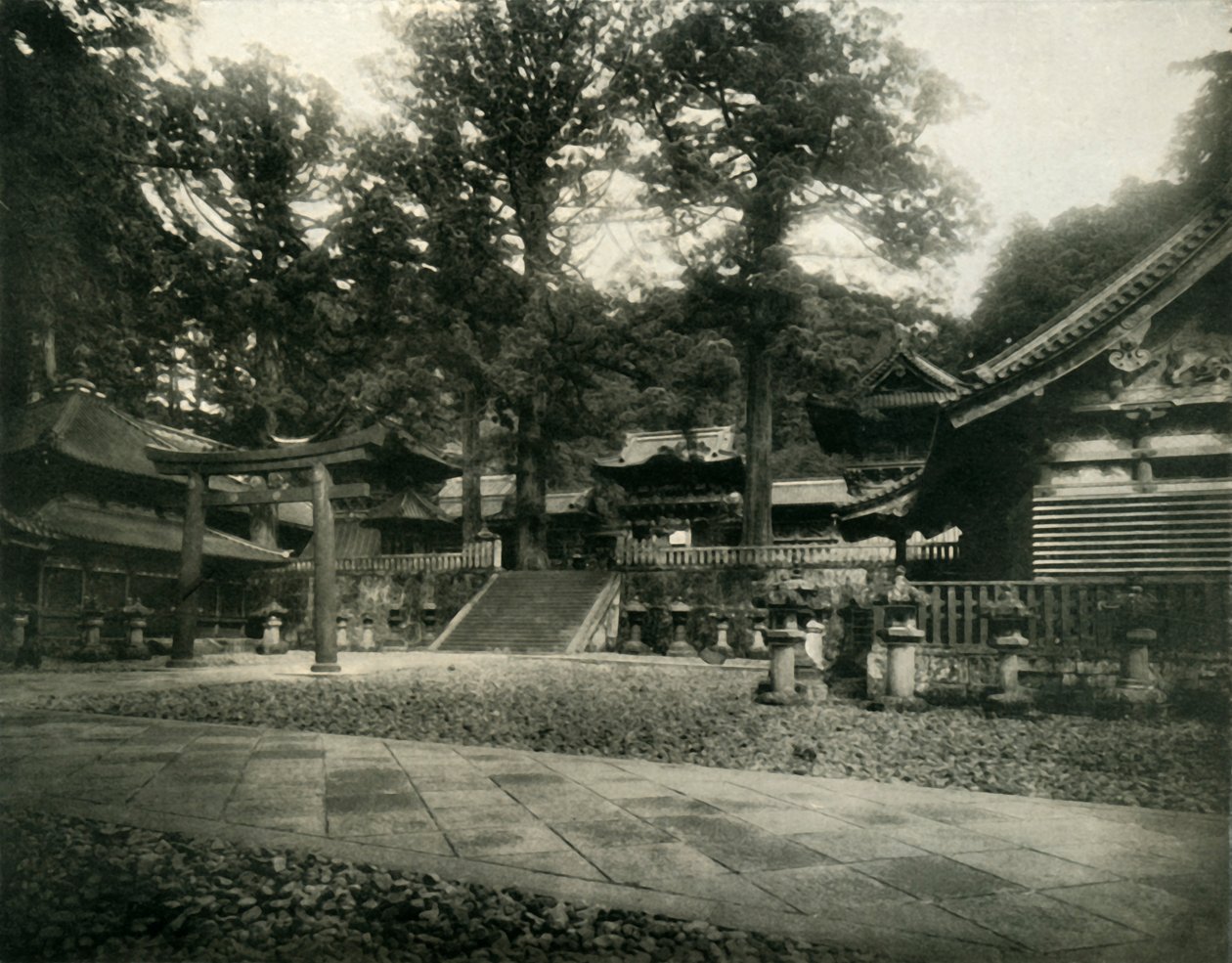 Et av mange templer i Nikko, Japan, et pilegrimsmål for hellige helligdommer, 1936. av Unbekannt