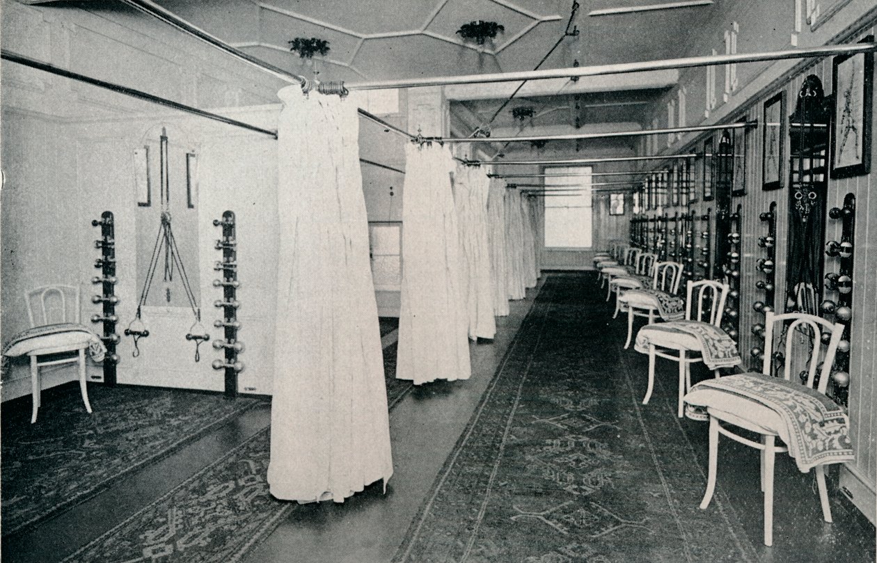 En av de romslige treningshallene, c1898 av Unbekannt