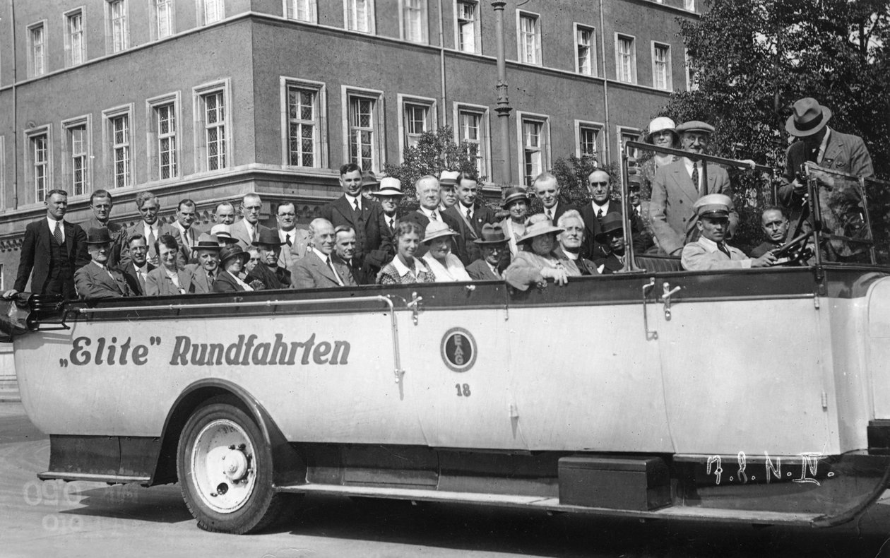 Folkevogn med åpen topp, c1920-tallet av Unbekannt