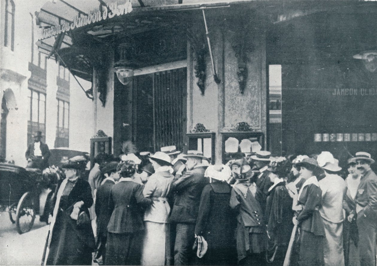 Utenfor en av Paris proviantbutikker da man fryktet en beleiring av byen, ca 1914 av Unbekannt