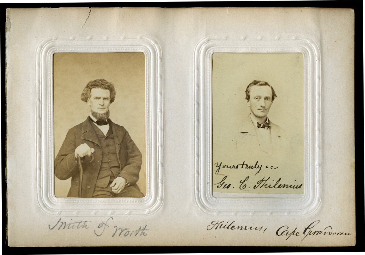 Side femten av albumet med et halvlangt portrett av Eli Smith (til venstre) og et byste-portrett av George C. Thilenius (til høyre). Smith of Worth og Thilenius, Cape Girardeau (skrevet på albumside).  Smith var en delegat fra Worth County (12. senatorium av Unbekannt