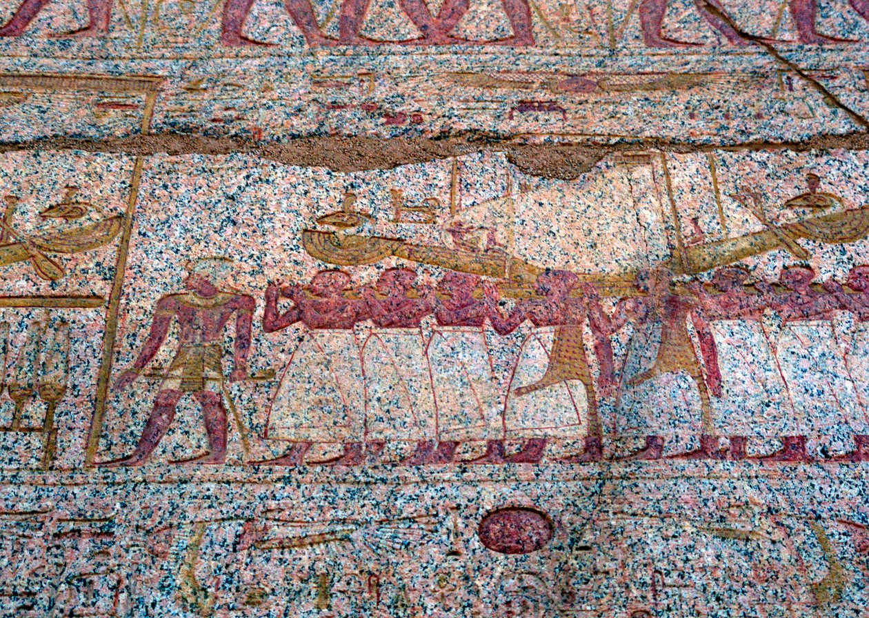 Malt relieff som viser en Ra-solbåt båret i en prosesjon, gammel egyptisk av Unbekannt