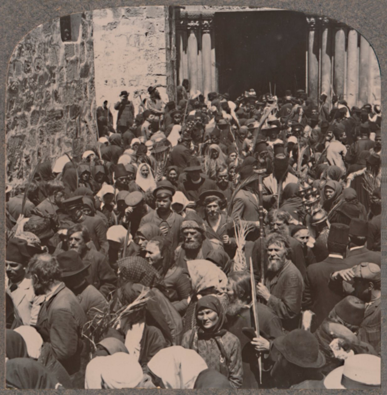 Palmeprosesjon som forlater Den hellige gravs kirke, c1900 av Unbekannt