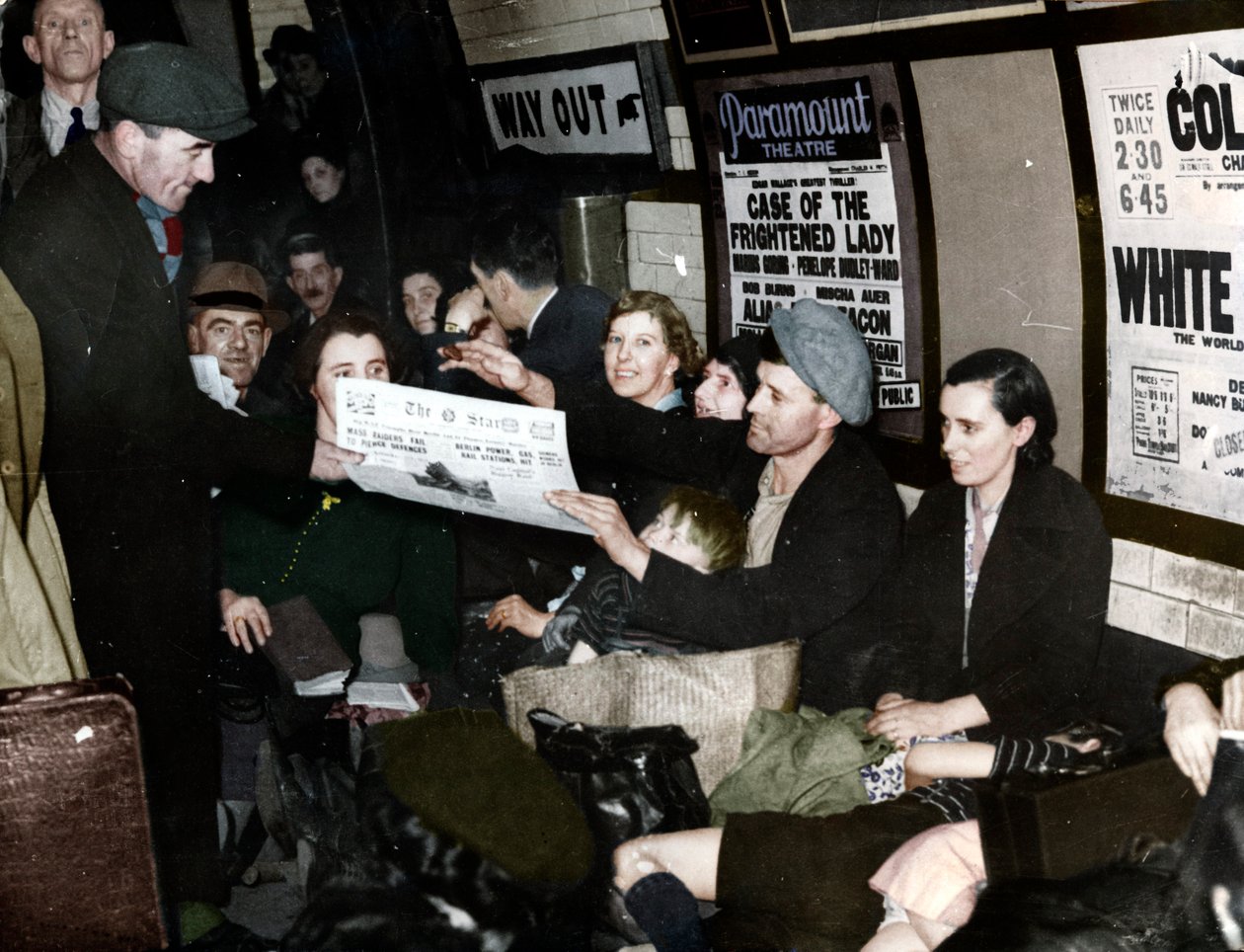 Papirselger nede i undergrunnen, London, ca. 1940 av Unbekannt
