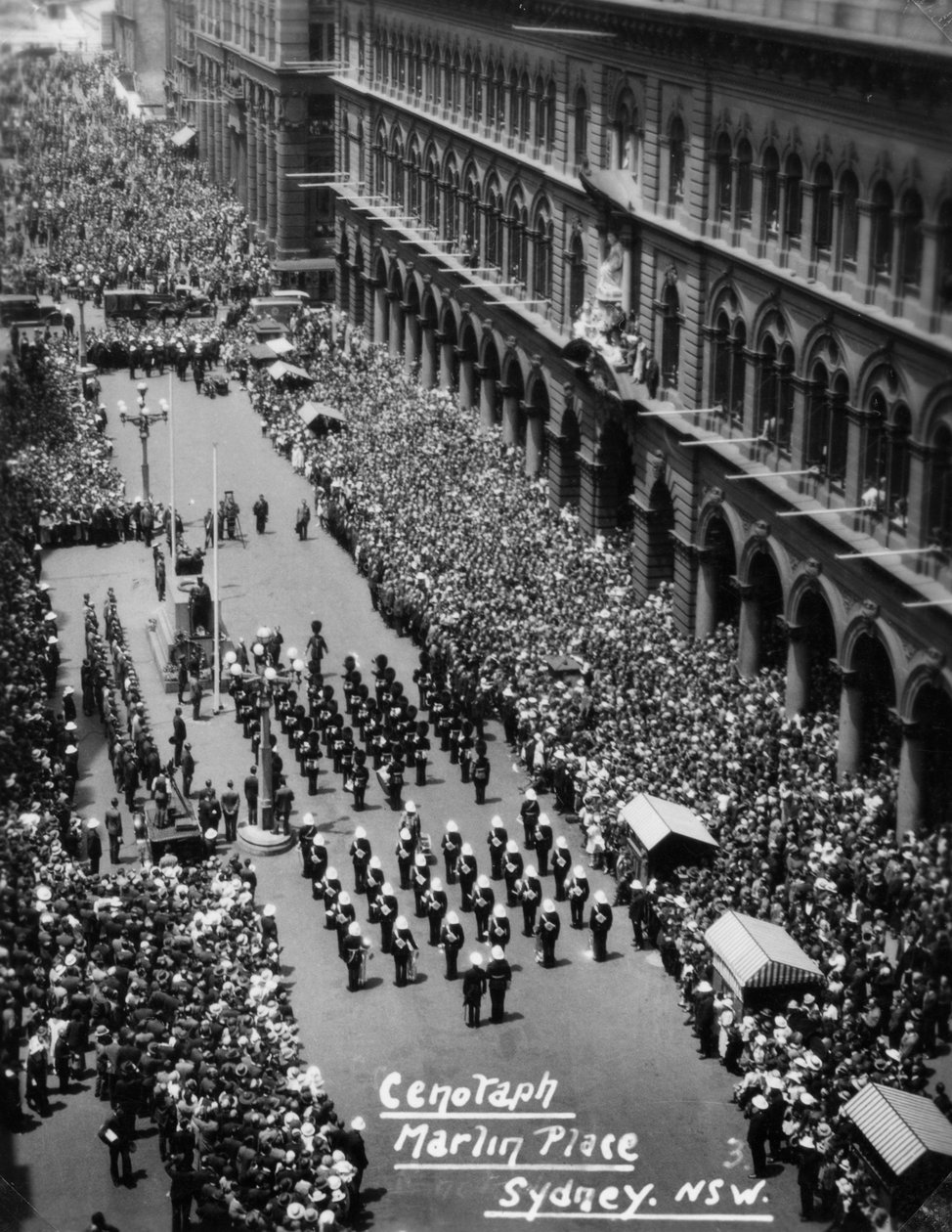 Parade ved Cenotaph, Martin Place, Sydney, New South Wales, 1945 eller 1946 av Unbekannt