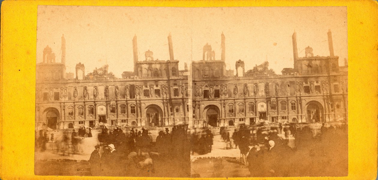 Paris Commune (1871): utsikt over Hotel de Ville etter brannen i mai 1871. Anonym fotografering. Trykk på papp Dim. 17x8 cm av Unbekannt