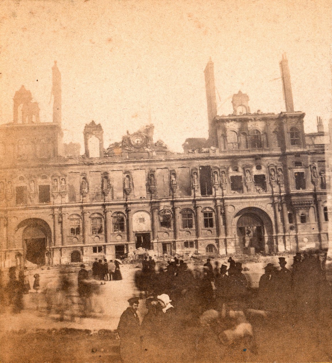 Paris Commune (1871): utsikt over Hotel de Ville etter brannen i mai 1871. Anonym fotografering. Trykk på papp Dim. 8,5x8 cm av Unbekannt
