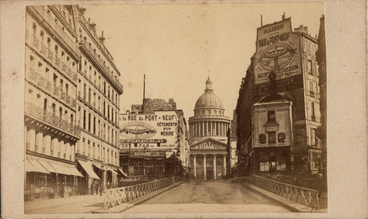 Paris Commune (1871): utsikt over Pantheon og rue Soufflot (store reklametavler fremmer Maison de la rue du Pont Neuf). Anonym fotografering. Trykk på papp Størrelse 10x6 cm av Unbekannt