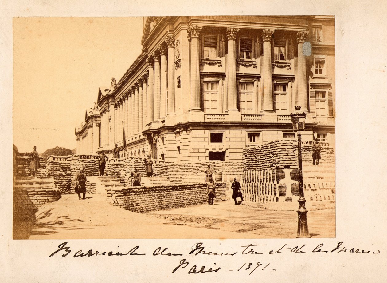 Paris Commune (1871): utsikt over barrikaden på Place de la Concorde foran Marinedepartementet (Hotel de la Marine eller også Hotel du Garde Meuble) i Paris. Anonym fotografering. Trykk på papp Dim. 22x14 cm av Unbekannt