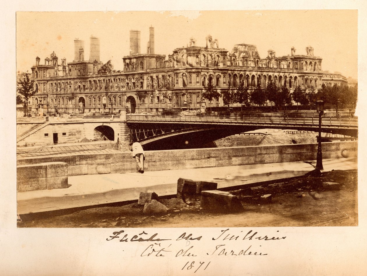 Paris Commune (1871): utsikt over broen til Arcole og Hotel de Ville etter brannen i mai 1871. Anonym fotografering. Skriv ut på papp av Unbekannt
