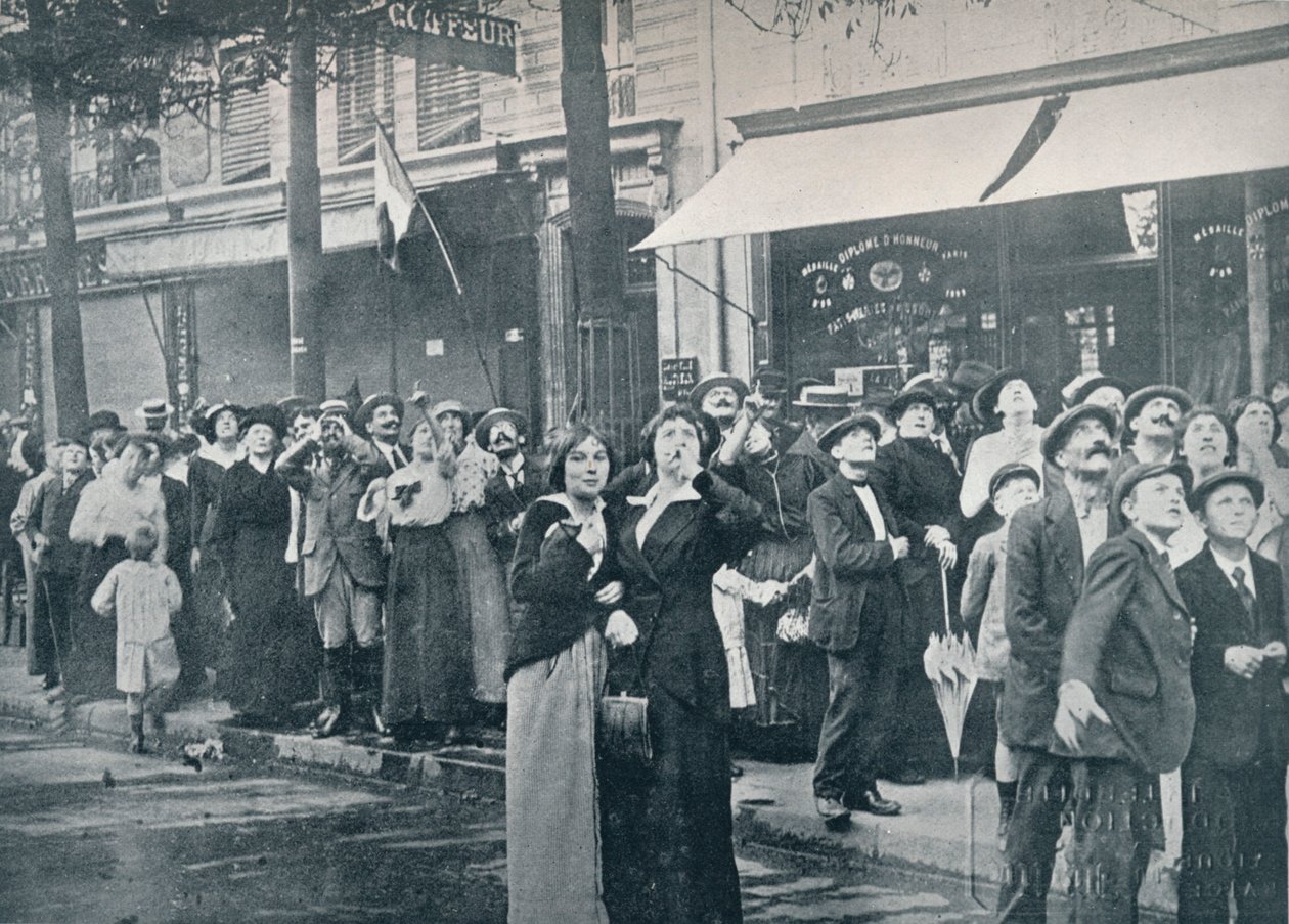 Paris-publikum ser på et av de tyske flyene som flyr over byen, c1914 av Unbekannt
