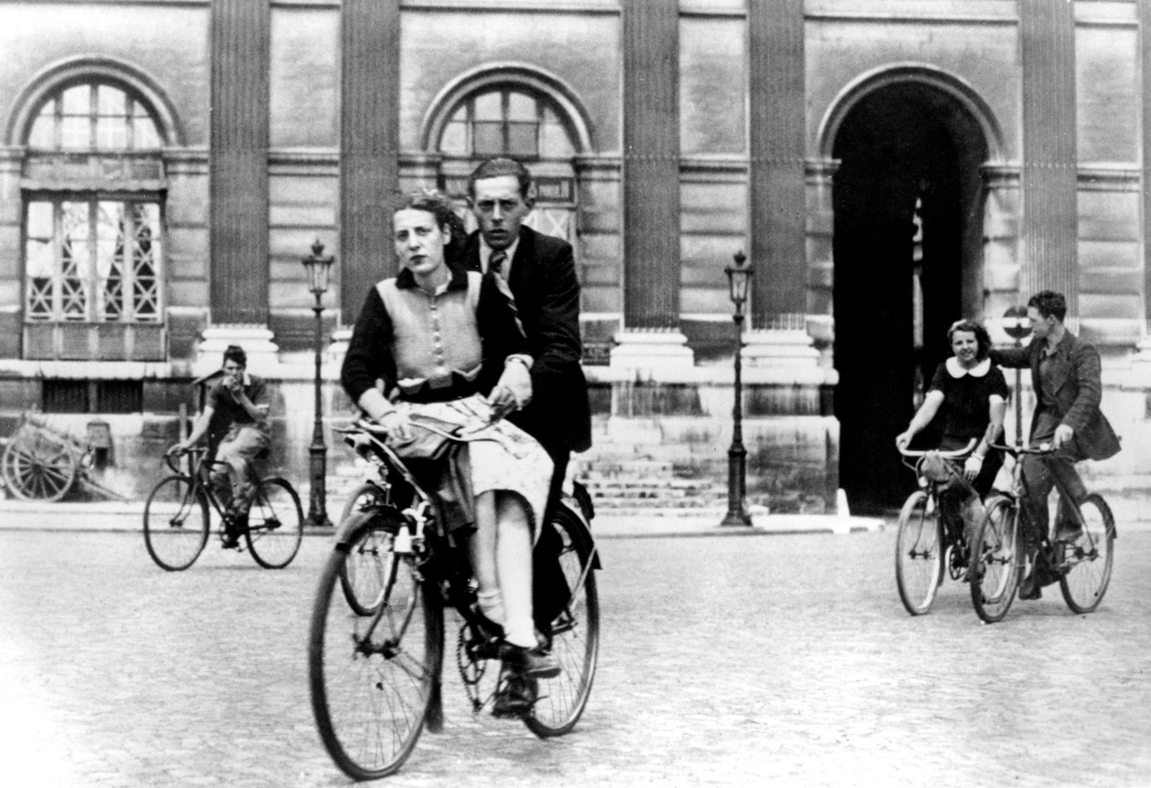 Parisere som reiser på sykkel, tysk-okkuperte Paris, juli 1940 av Unbekannt