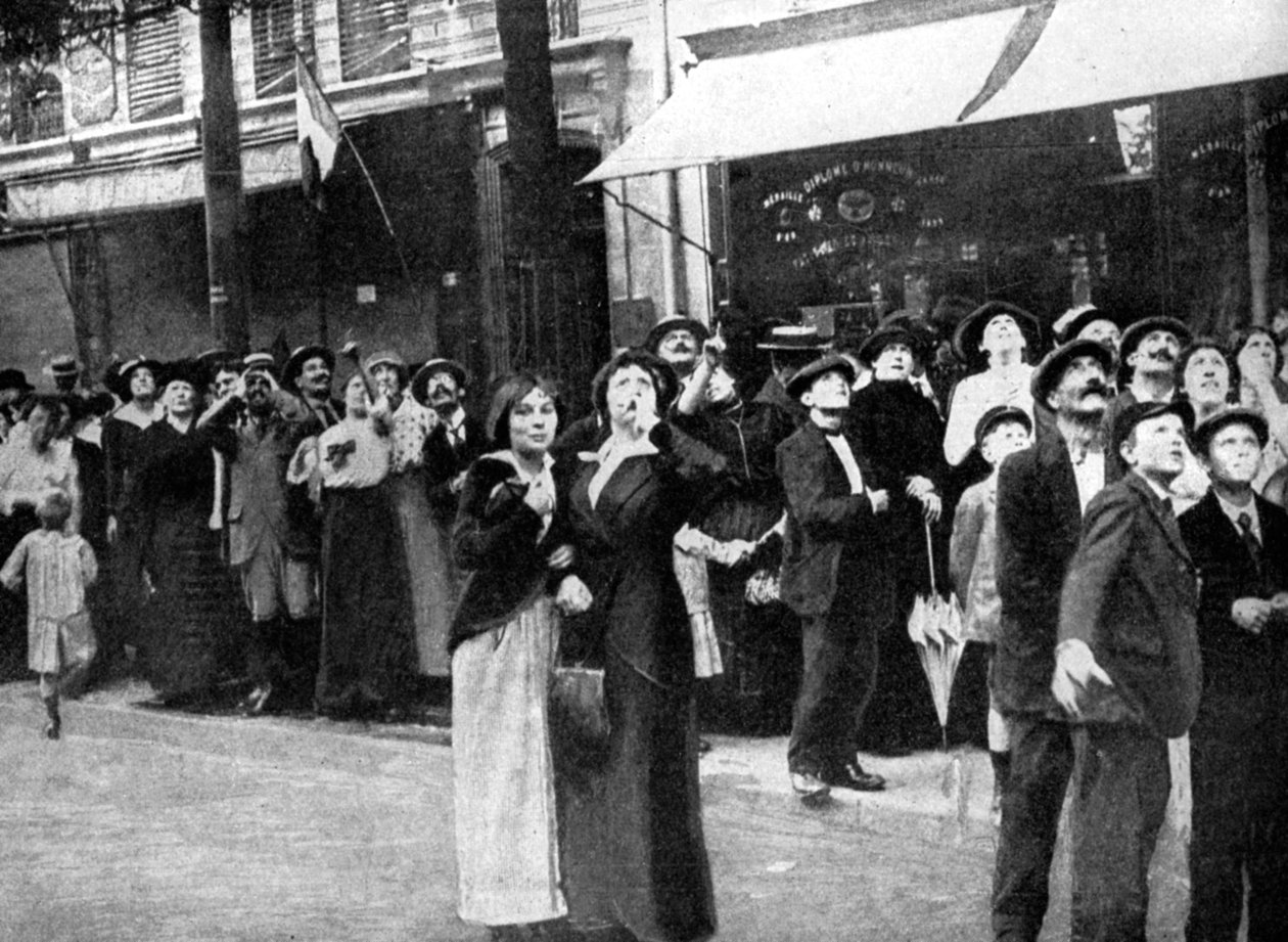 Parisere ser på et tysk fly, første verdenskrig, 1914 av Unbekannt