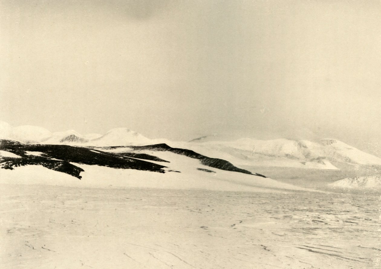 En del av Queen Alexandra Range 1500 Feet Up The Glacier, c1908, 1909. av Unbekannt