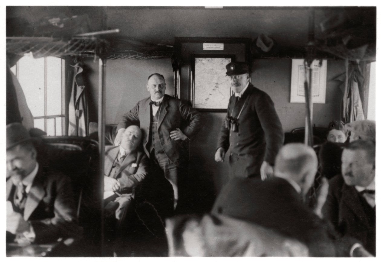 Passasjerrommet til en Zeppelin, Bodensjøen, Tyskland, c1909-1933 1933 av Unbekannt