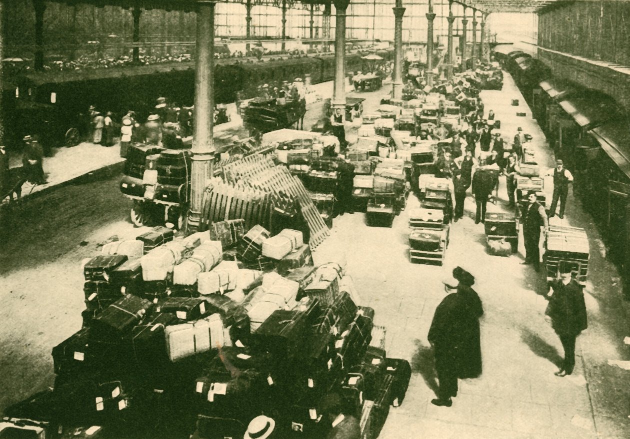 Passasjers bagasje på Talbot Road Station, Blackpool, i høytiden, 1930. av Unbekannt