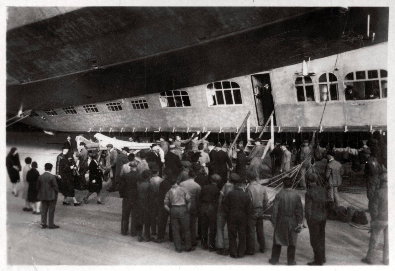 Passasjerer som går ombord på Zeppelin LZ 127 Graf Zeppelin, 1933 av Unbekannt