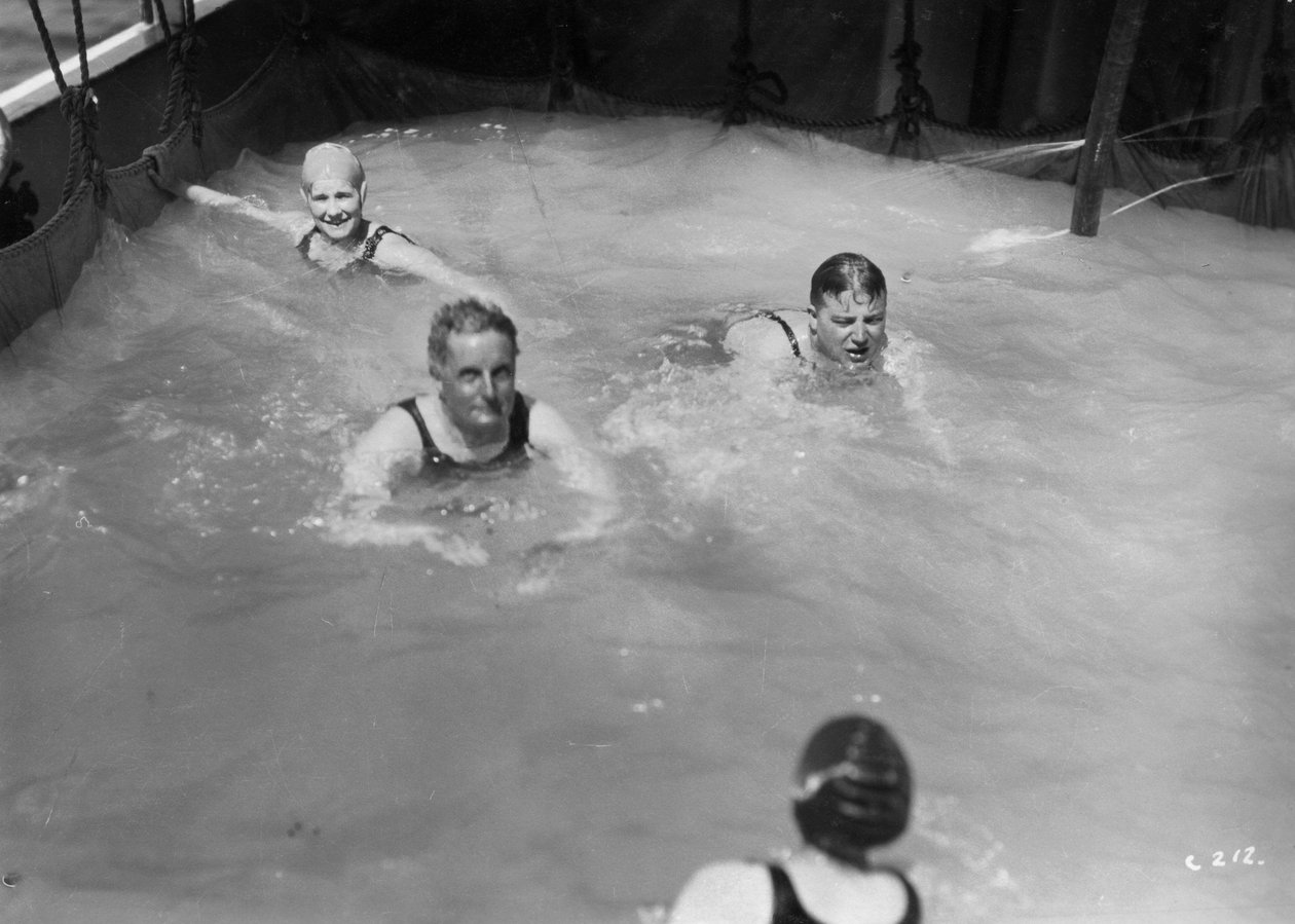 Passasjerer i svømmebassenget om bord på et cruiseskip, c1920-c1930s av Unbekannt