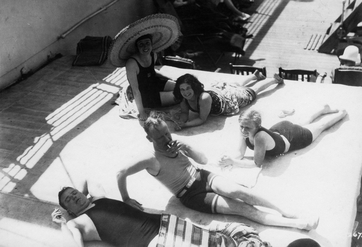 Passasjerer som soler seg om bord på et cruiseskip, c1920-c1930s av Unbekannt