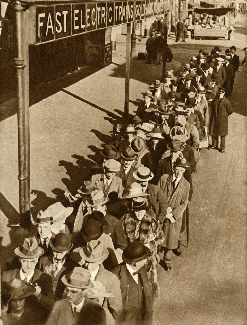 Passasjerer som ventet på Goldhawk Road Station i London under jernbanestreiken, 1919, 1935. av Unbekannt