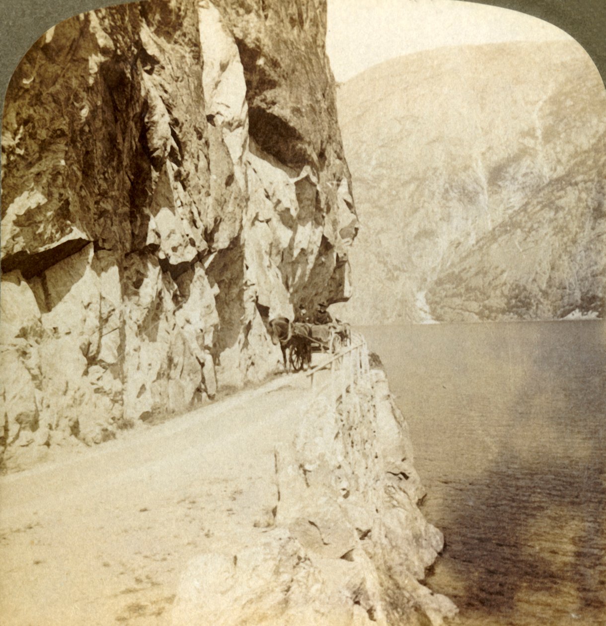 Stien sprengte ut av de ruvende klippene for en vei rundt Oifjordssjøen, Norge, 1905. av Unbekannt