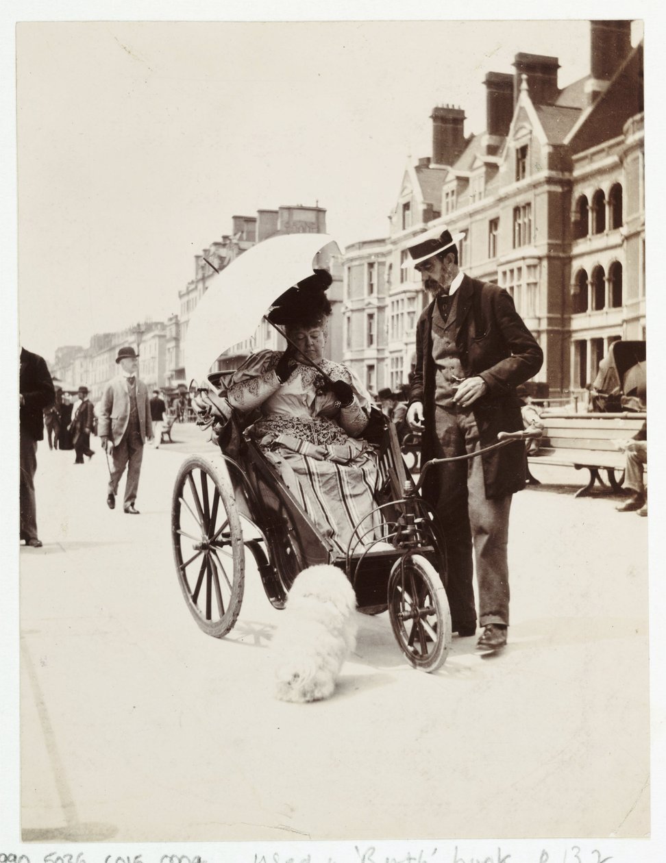 Pasientbehandling, rullestol Kvinne i badestol, ca 1900 av Unbekannt