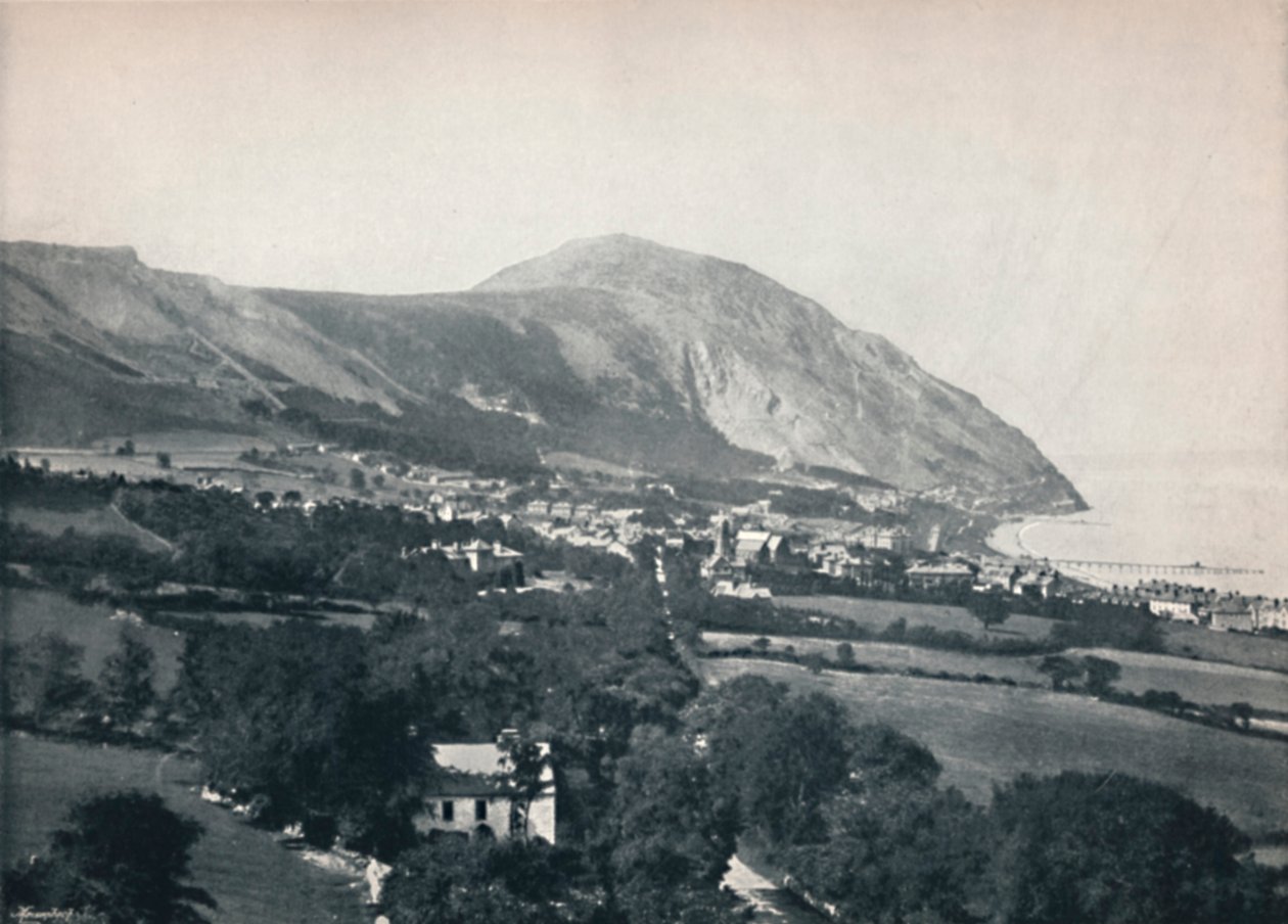 Penmaenmawr - Byen, fjellet og havet, 1895 av Unbekannt