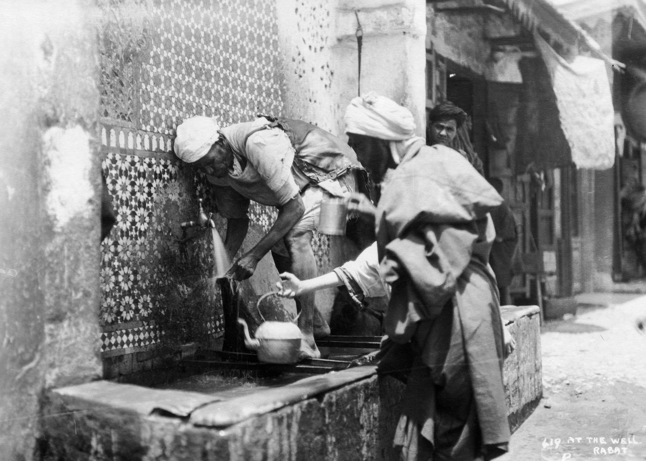 Folk som samler vann fra en brønn, Rabat, Marokko, c1920-c1930s av Unbekannt