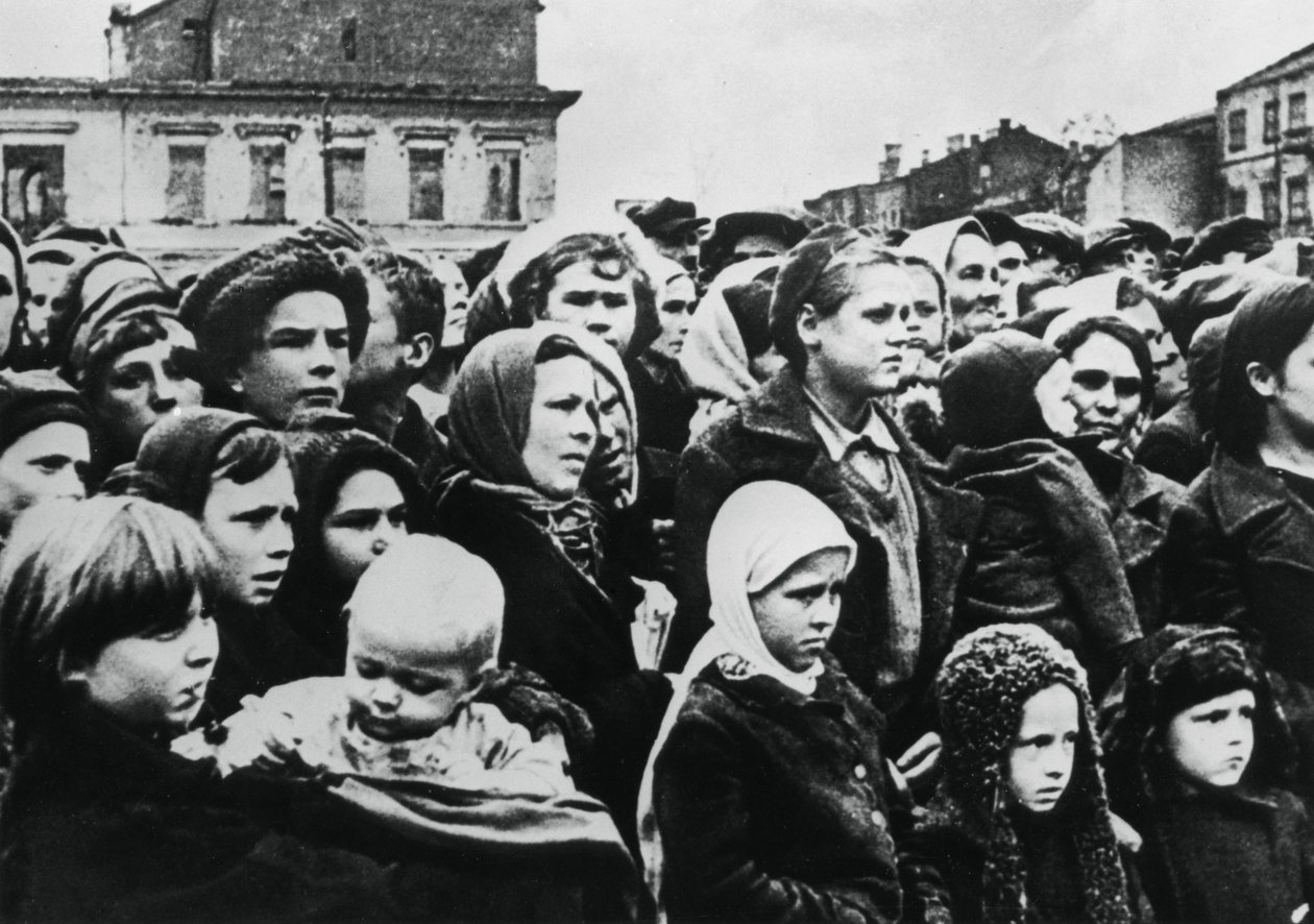 Folk i den russiske byen Smolensk etter dens frigjøring av den røde hæren, 1943 av Unbekannt