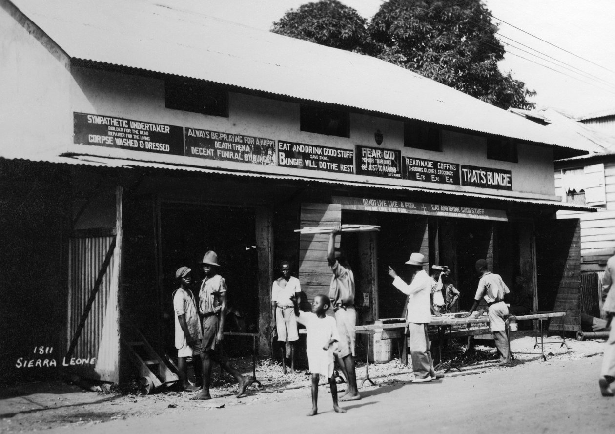 Folk utenfor et begravelseskontor, Sierra Leone, 1900-tallet av Unbekannt
