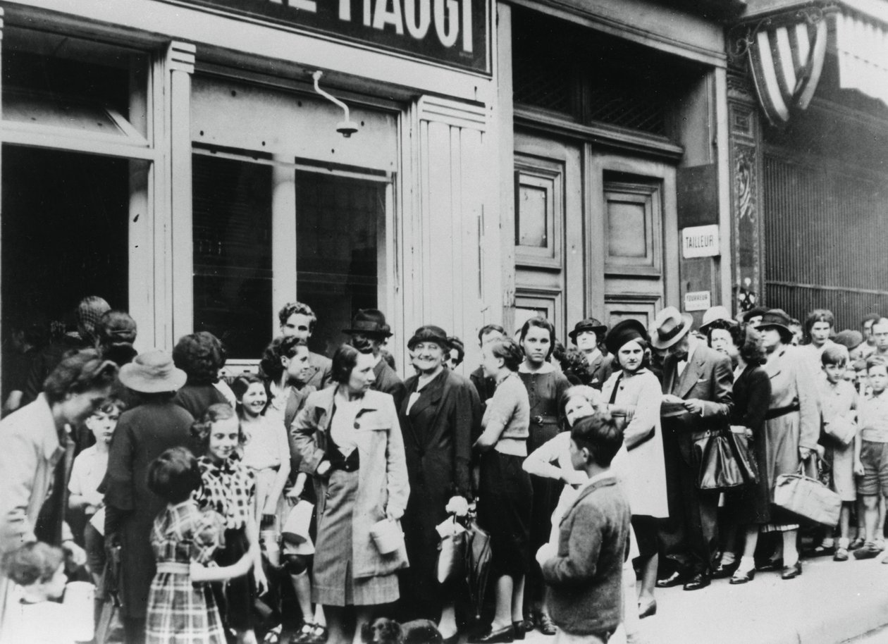 Folk i kø utenfor en meieributikk, tysk-okkuperte Paris, 26. juli 1940 av Unbekannt