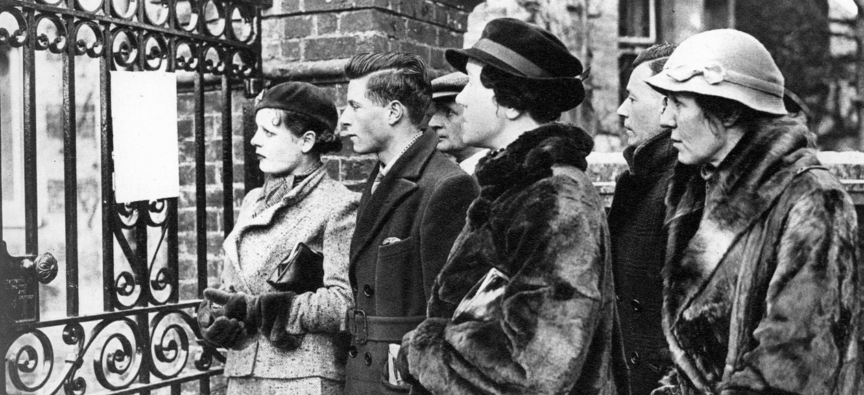 Folk som leser bulletinene om kong George vs siste sykdom, 1935 av Unbekannt