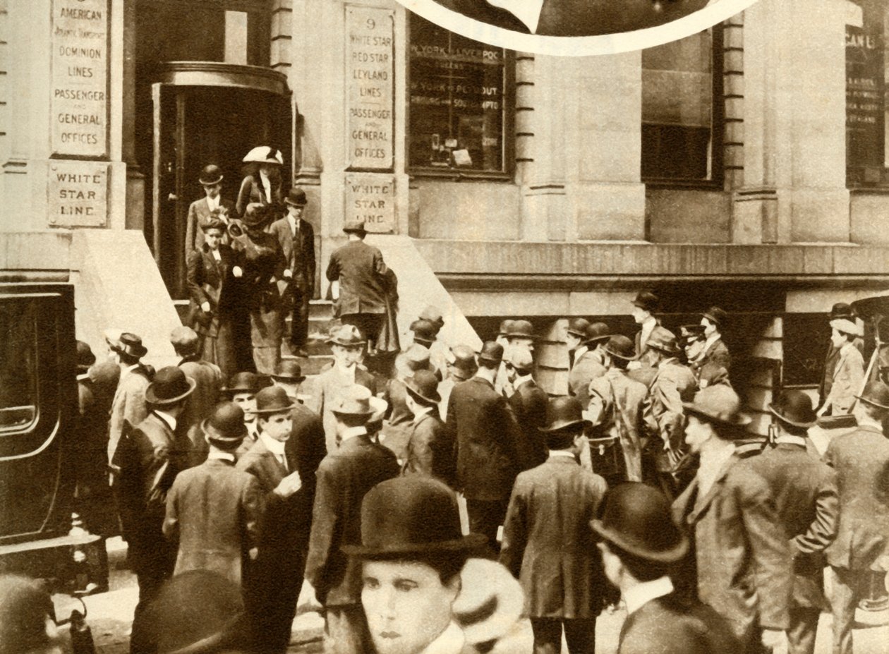 Folk som venter på nyheter om Titanic...New York City, USA, april 1912, 1935. av Unbekannt