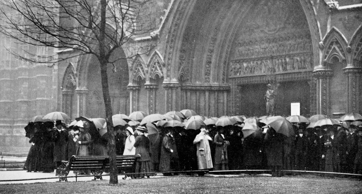 Folk som venter i regnet for å delta på en gudstjeneste i Westminster Abbey, London, 1910 av Unbekannt