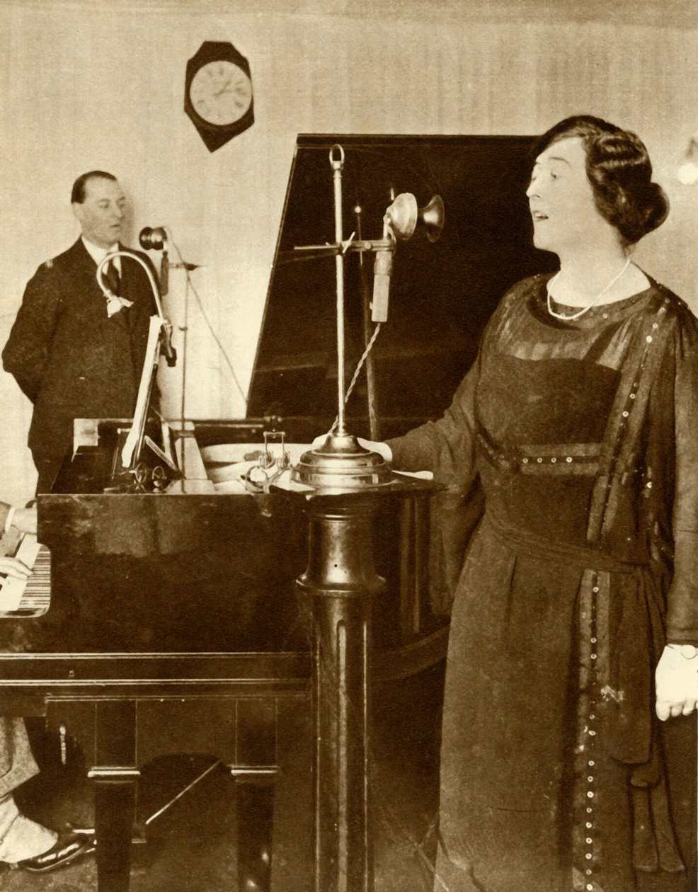 Utøvere som synger en duett i et av studioene til 2LO, Savoy Hill, London, 1923, 1935. av Unbekannt