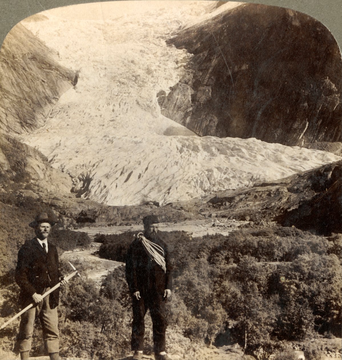 Den farlige Brigsdalsbreen, en av de største i hele Norge, ca 1905. av Unbekannt
