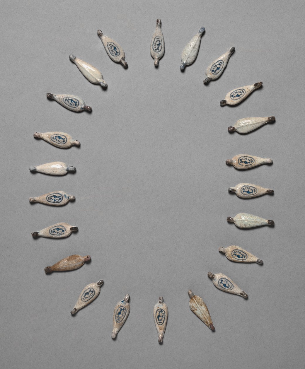 Kronbladformede perler, ca. 1391-1353 f.Kr. av Unbekannt