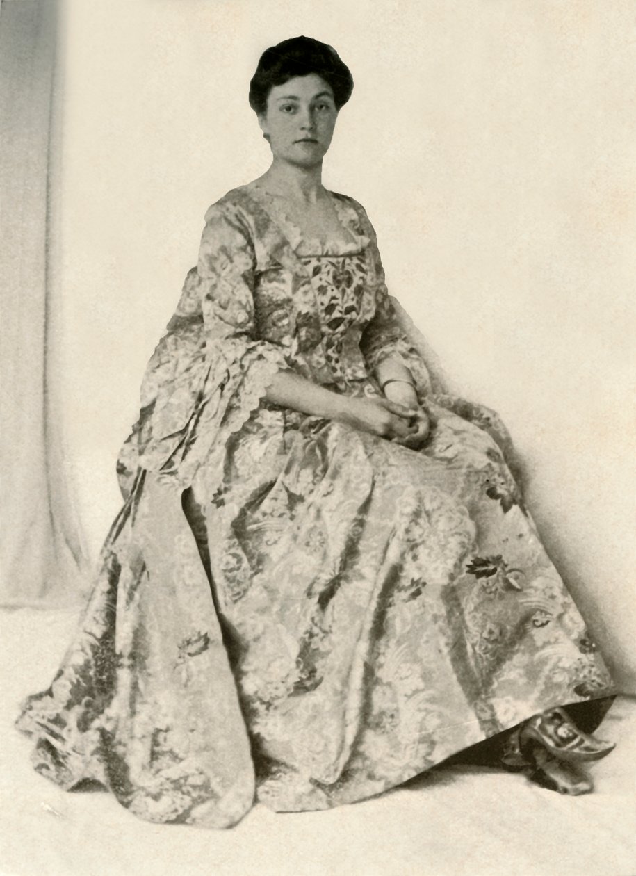 Fotografi av en kincob-brokade, med silkebrodert stomacher, c1750, 1937. av Unbekannt