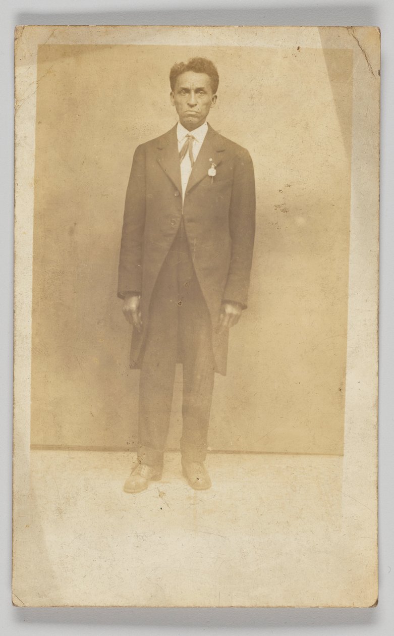 Fotografisk postkort av en mann i dress, 1904-1918. av Unbekannt