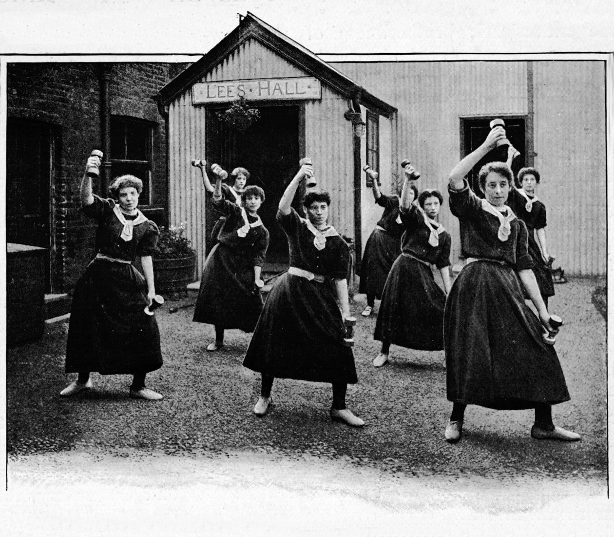 Fysisk øvelse ved Canning Town Womens Settlement, London, c1901 1901 av Unbekannt