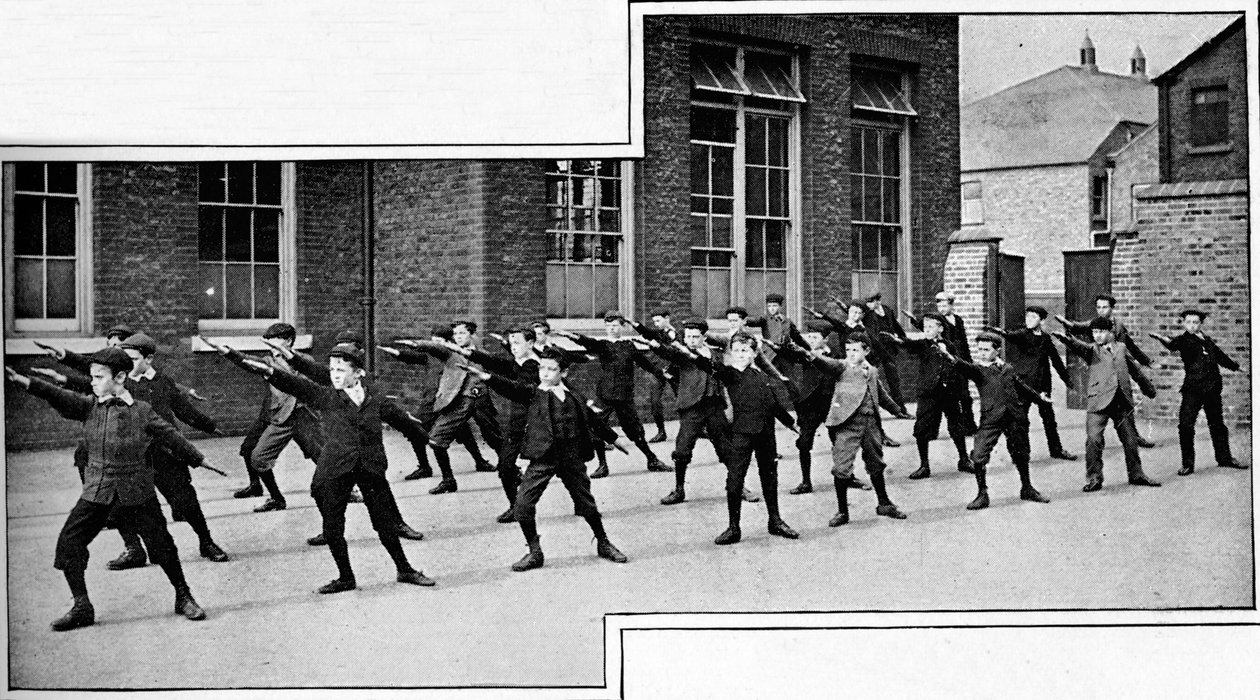 Fysisk øvelse ved en London-skole, c1900 1901 av Unbekannt