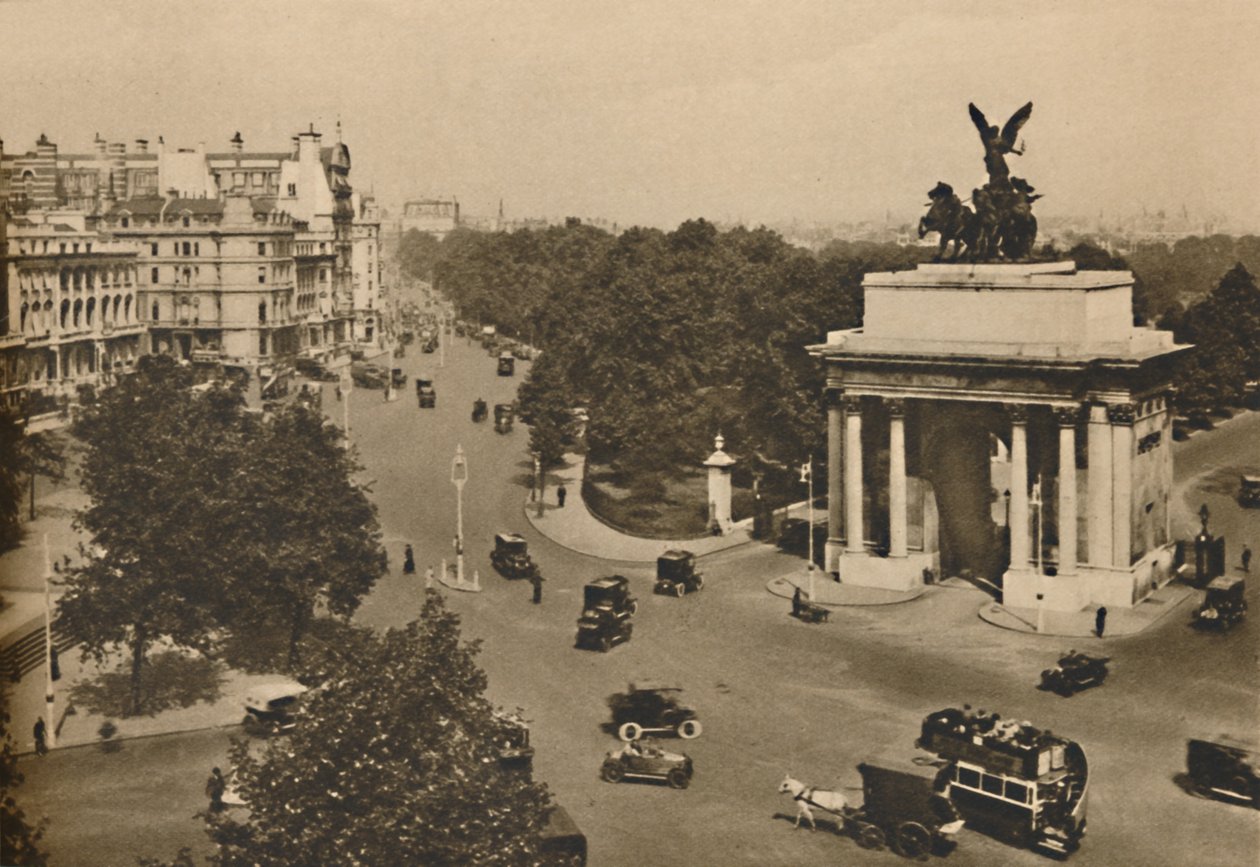 Piccadilly and the Quadriga of Constitution Hill, c1935. av Unbekannt